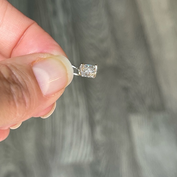 1 Carat Brilliant Diamond and Platinum Engagement Ring - Picture 5 of 9